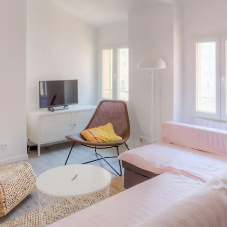 1er Furnished Апартаменти *